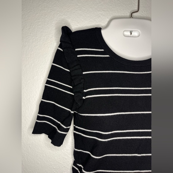 🖤 Laundry by Shelli Segal Ruffle Sleeve Striped Knit Top – Size M 🖤 - Picture 3 of 5